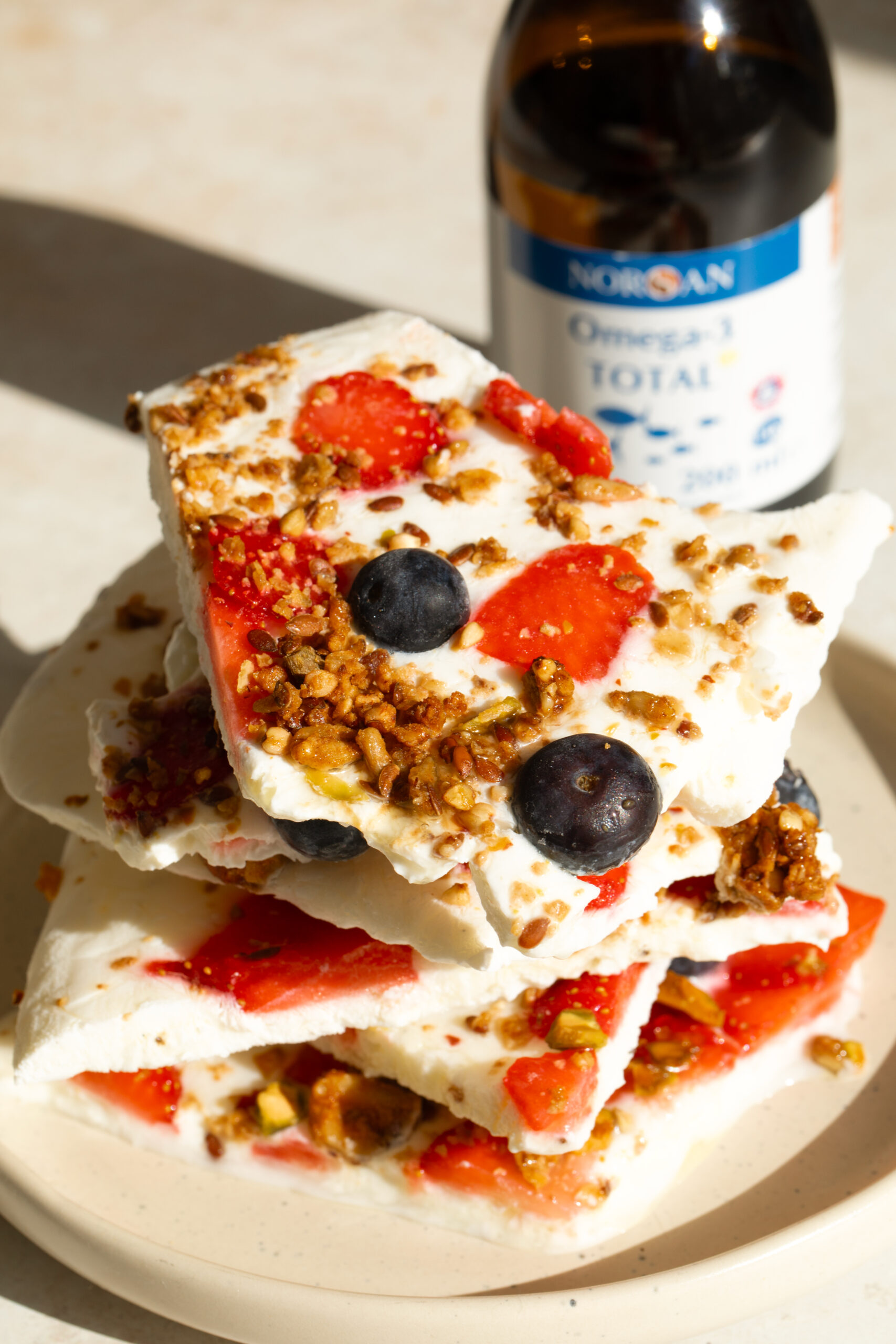 Frisse frozen yoghurt bark met zomerfruit en NORSAN Omega-3